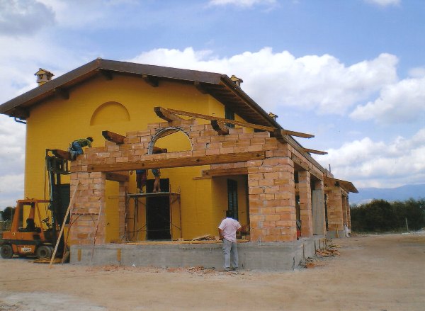 Casa Bifamiliare con tetto e porticati in legno lamellare